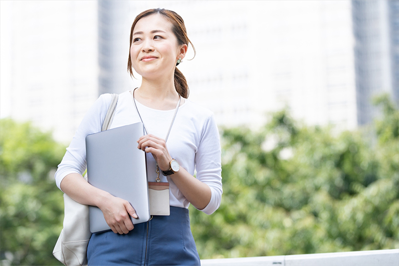 個人事業主に開業届は必須？税務署に提出するメリットと書き方や手続きのポイント