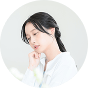 悩む女性の写真