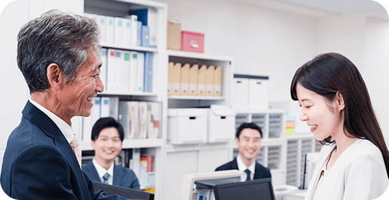 社員褒賞を受ける社員