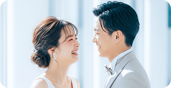 結婚式を挙げる夫婦
