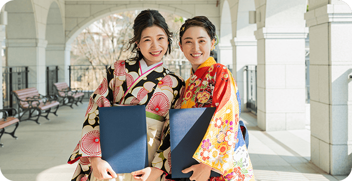 卒業証書を持つ着物の女性