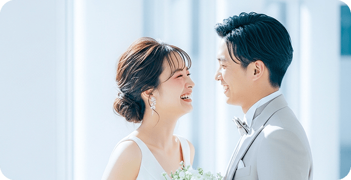 笑顔の新郎新婦