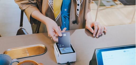 お店でカードで支払いをしているイメージ画像