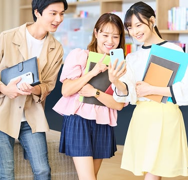 友人同士でネットショッピングを楽しんでいる様子の画像