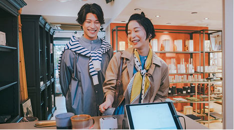 男女が買い物でカードを使用しているイメージ画像
